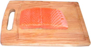 filet z �ososia norweskiego, drewniana deska do krojenia